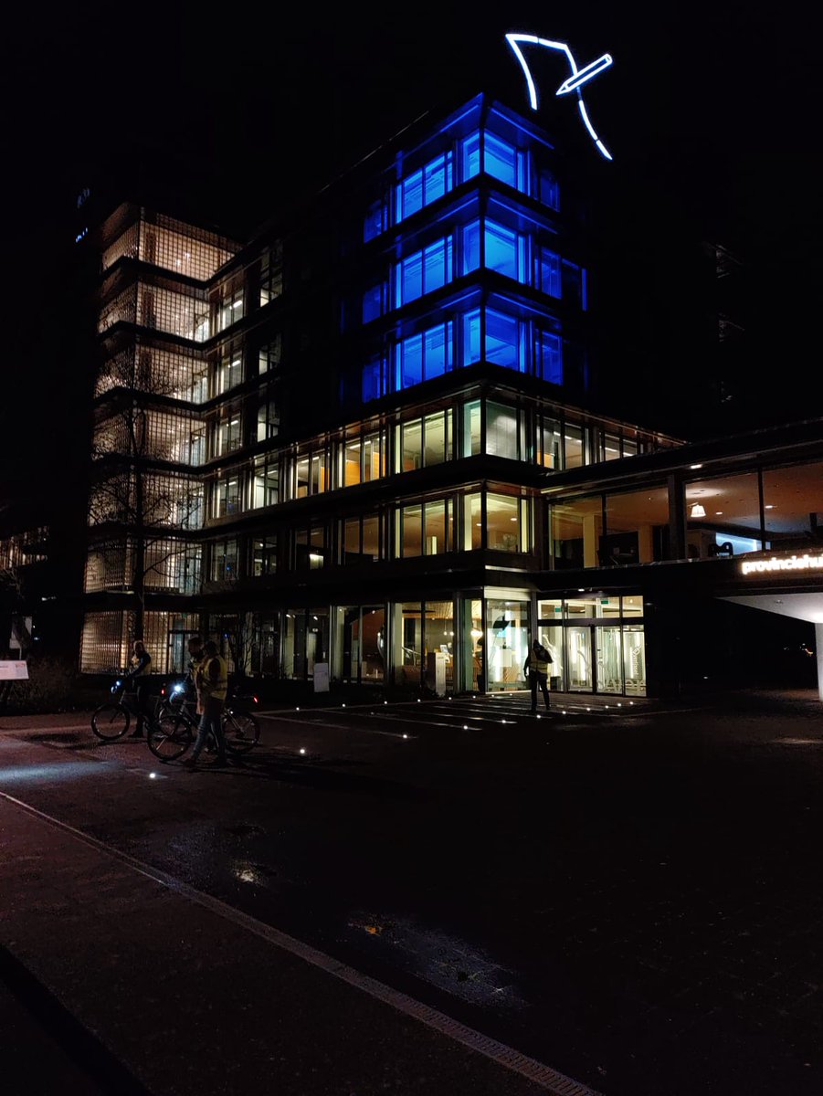 ProvOverijssel's tweet image. Afgelopen vrijdag vormde het blauw-geel verlichte provinciehuis het decor voor de start van de stille tocht Vrede &amp;amp; Toekomst uit solidariteit voor Oekraïne, een jaar na het uitbreken van de oorlog. 'Verbondenheid over grenzen heen,' aldus CdK @AndriesHeidema die meeliep.