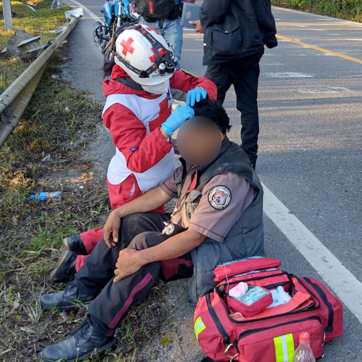 CruzRojaGT_'s tweet photo. #IncidenteVial 🚨 Tráiler derrapa y vuelca en el km158 ruta CA-14, jurisdicción de Aldea Unión Barrios de Purulhá, Baja Verapaz.

#CruzRojaGT estabiliza en el lugar al conductor y guardia de seguridad, quienes presentan traumas leves y crisis nerviosa. https://t.co/NK5Z3Hy4rc