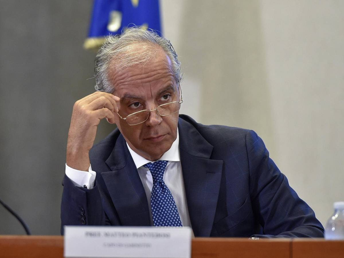 GiovaQuez's tweet photo. Piantedosi: "La disperazione non può mai giustificare condizioni di viaggio che mettono in pericolo le vita dei propri figli". Fatico a ricordare un tale livello di inadeguatezza e insensibilità. Vergognoso, non c'è altro da dire. https://t.co/X3jbd9AyJ3