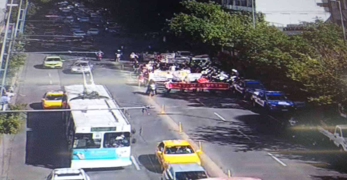 PoliciaCbaOf's tweet photo. ‼️ Con motivo de la manifestación de docentes que se desarrolla en el centro de la ciudad de Córdoba, se recomienda a los conductores no circular por los siguientes sectores:

➡️Av. Maipú y 25 de Mayo
➡️Av. Olmos y Av. Maipú 
➡️Plaza Colón

⚠️En la zona hay corte de media calzada https://t.co/5vzS6YkX2i