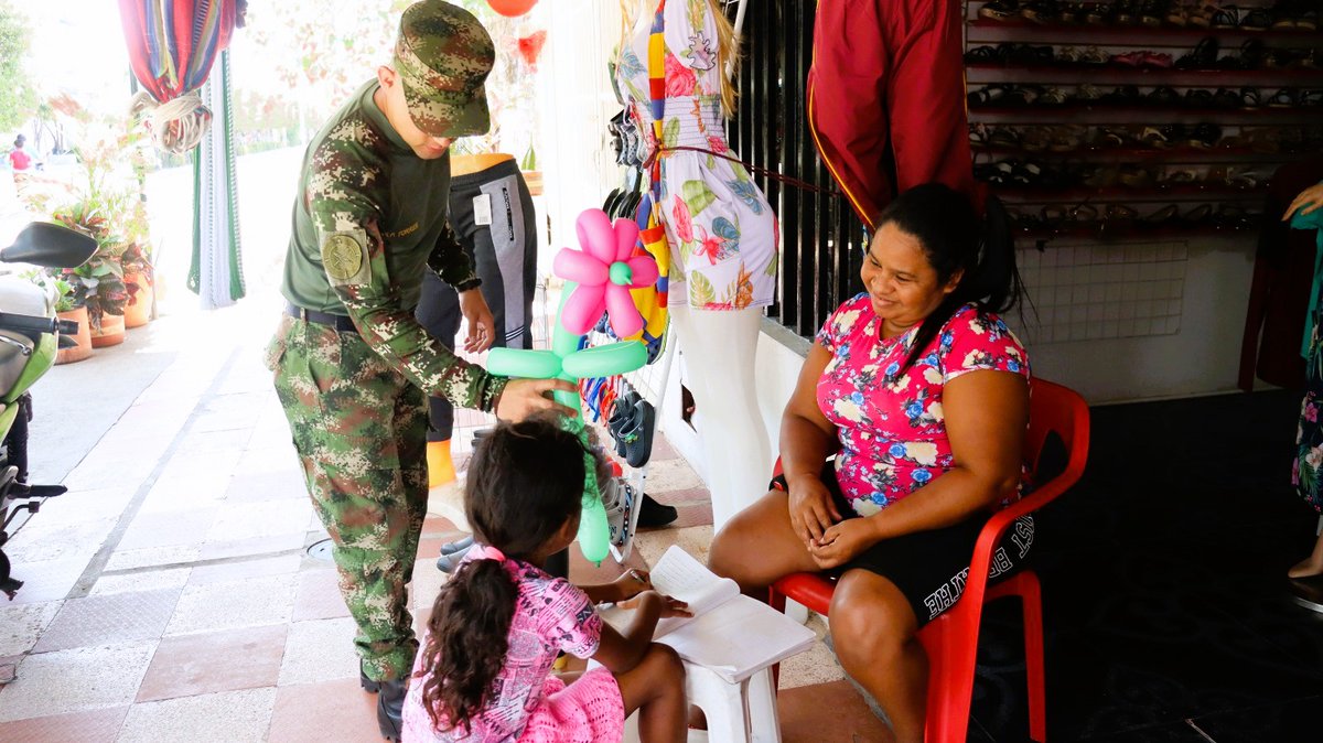 Ejercito_CAAID's tweet image. ¡Seguimos llevando alegría y conquistando corazones!

Soldados del Batallón de Acción Integral N.°8 en apoyo a la #Brigada16 visitaron el barrio Centro de #Pore en #Casanare, llevando un mensaje de unión familiar y un caluroso abrazo de su Ejército Nacional.
#PatriaHonorLealtad