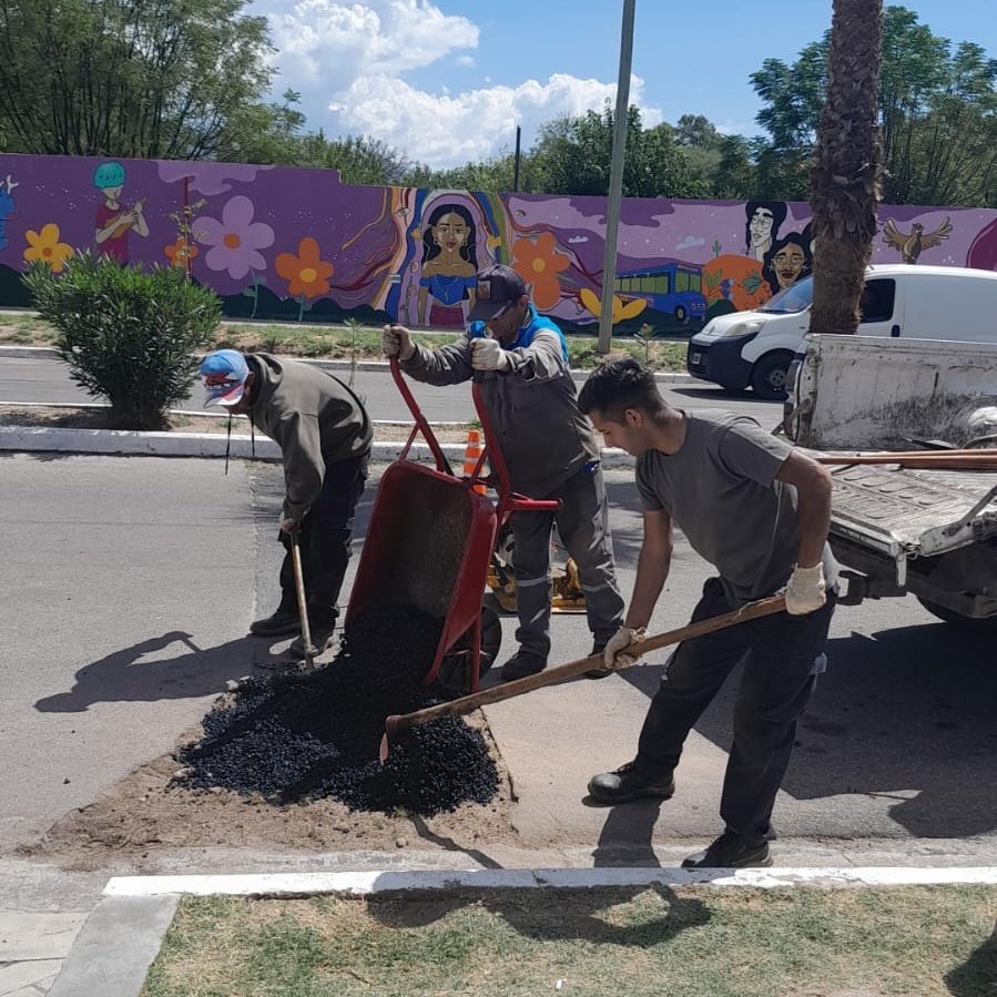 Munilarioja's tweet photo. #PlandeCalles Durante el fin de semana estuvimos trabajando con asfalto en frío en las calles
👉🏼 Callao y Dardo de la Vega Díaz
👉🏼 Avda. Ortiz de Ocampo
👉🏼 Emilio Huniken y Primera Junta
#LaMuniHace https://t.co/sByVM6vEbO