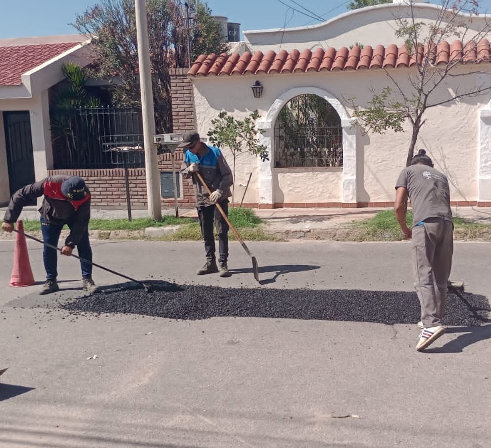 Munilarioja's tweet photo. #PlandeCalles Durante el fin de semana estuvimos trabajando con asfalto en frío en las calles
👉🏼 Callao y Dardo de la Vega Díaz
👉🏼 Avda. Ortiz de Ocampo
👉🏼 Emilio Huniken y Primera Junta
#LaMuniHace https://t.co/sByVM6vEbO