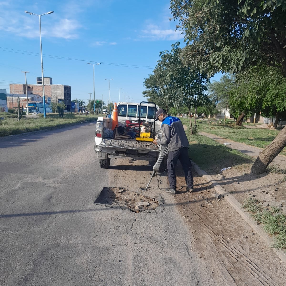 Munilarioja's tweet photo. #PlandeCalles Durante el fin de semana estuvimos trabajando con asfalto en frío en las calles
👉🏼 Callao y Dardo de la Vega Díaz
👉🏼 Avda. Ortiz de Ocampo
👉🏼 Emilio Huniken y Primera Junta
#LaMuniHace https://t.co/sByVM6vEbO