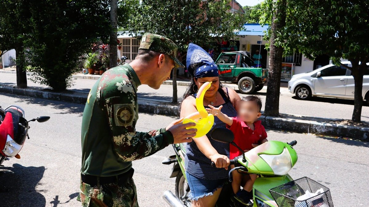 Ejercito_CAAID's tweet image. ¡Seguimos llevando alegría y conquistando corazones!

Soldados del Batallón de Acción Integral N.°8 en apoyo a la #Brigada16 visitaron el barrio Centro de #Pore en #Casanare, llevando un mensaje de unión familiar y un caluroso abrazo de su Ejército Nacional.
#PatriaHonorLealtad