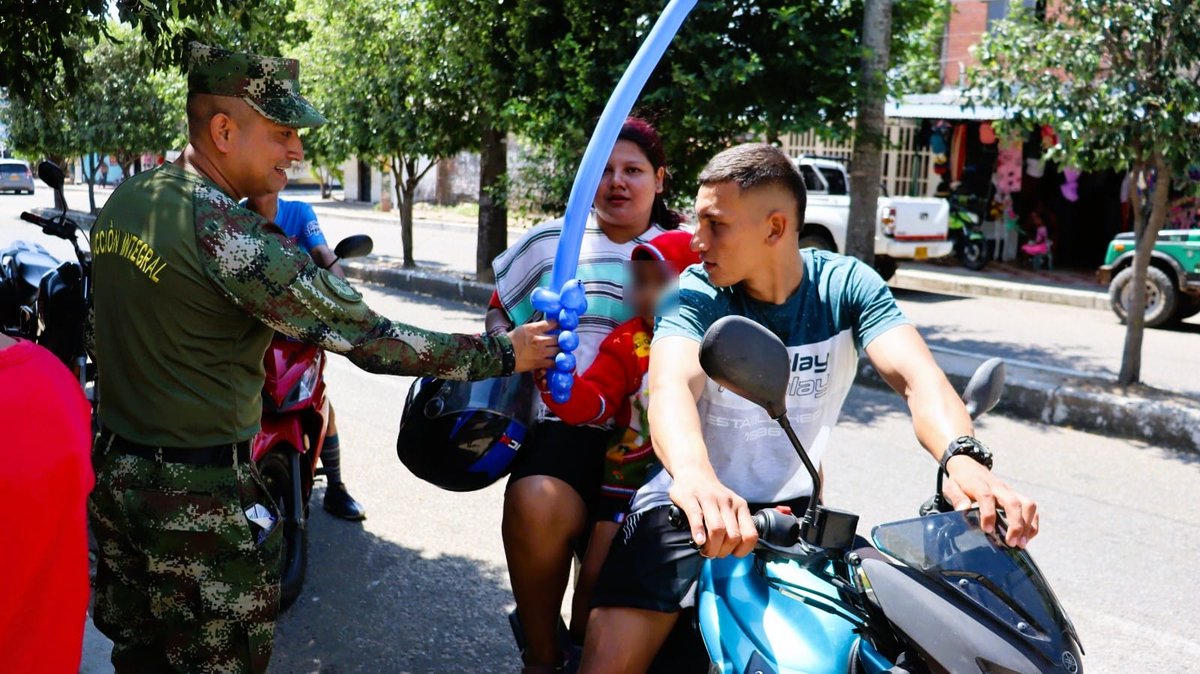 Ejercito_CAAID's tweet image. ¡Seguimos llevando alegría y conquistando corazones!

Soldados del Batallón de Acción Integral N.°8 en apoyo a la #Brigada16 visitaron el barrio Centro de #Pore en #Casanare, llevando un mensaje de unión familiar y un caluroso abrazo de su Ejército Nacional.
#PatriaHonorLealtad