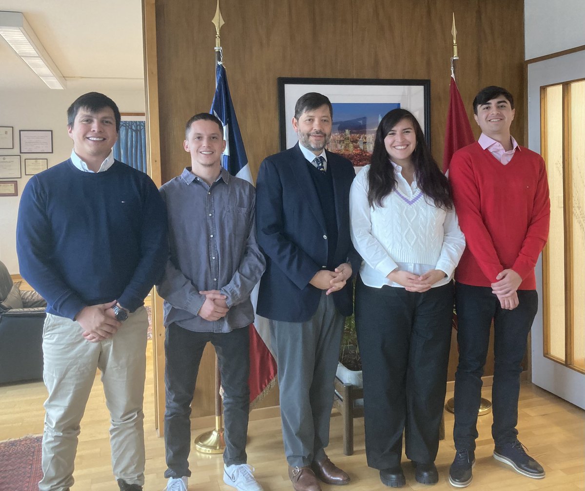 Embajador <a href="/ftressler/">Frank Tressler</a> recibe a fundadores de emprendimientos chilenos que realizan programa de aceleramiento para innovaciones <a href="/START_Summit/">START Summit</a> en <a href="/HSGStGallen/">Universität St.Gallen (HSG)</a>. Fundadores de Flair, Reutilizatex y Clari APP reciben herramientas multidisciplinarias para que startups  se consoliden💡