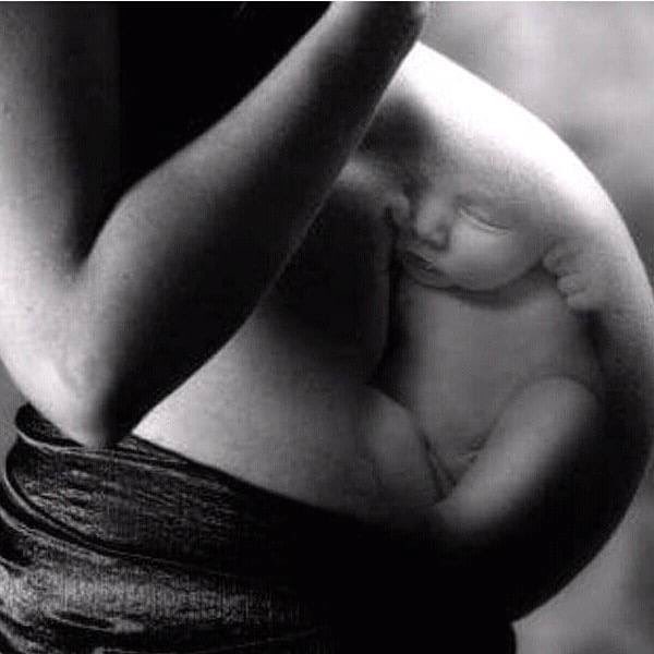 Cuando una mujer está #embarazada, "no está esperando un hijo", ya tiene uno; no va a ser madre, sino que ya lo es; y el #bebé no está en camino, sino que ya ha llegado. 
Cambiemos la concepción que la sociedad tiene del niño al que solo le queda nacer.
#SiAlaVida