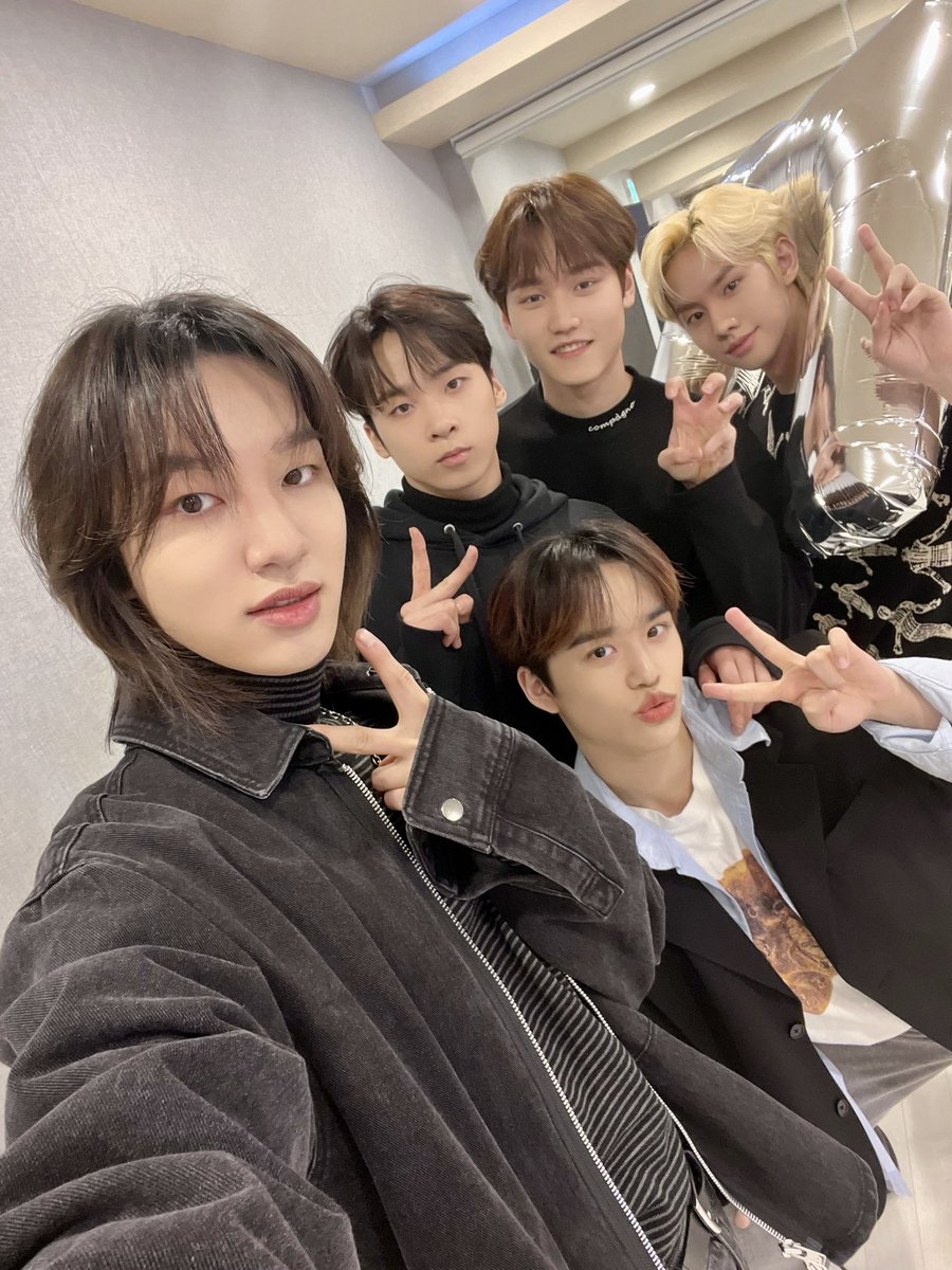 2020_0227's tweet photo. [🛸] MCND BEHIND

Congrats for MCND's 3rd Anniversary🎉🎊
In the future too, let's make more memories together😘

#MCND #엠씨엔디
#MCND3rdAnniversary
#G3MWEEK #FromNowTo 
#MCND와_함께한_Memories
#3ternallyWithMCND
#MCND_trans https://t.co/wtxd04hKR4