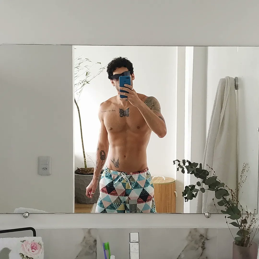 onlytutik's tweet photo. tá faltando tattoo https://t.co/4HVQV98PzI