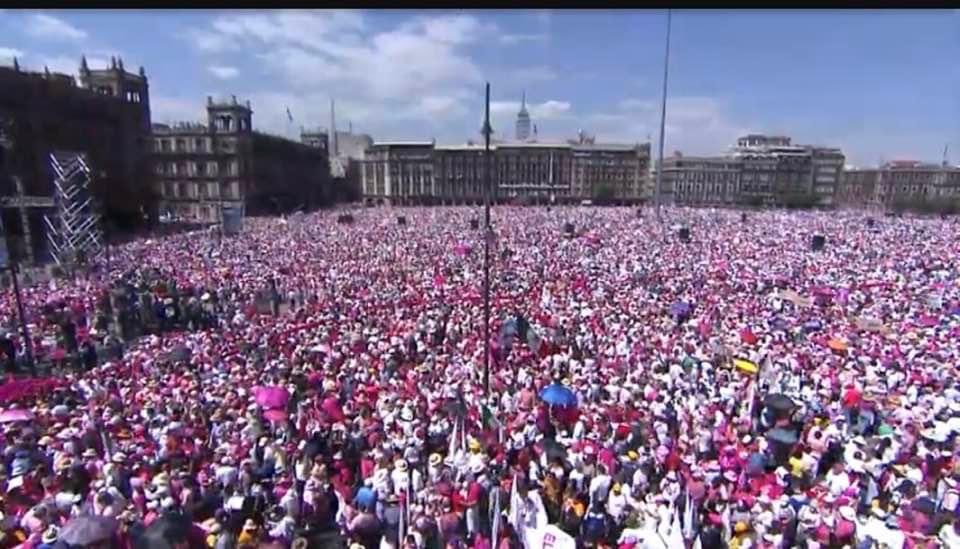 Guiesga's tweet photo. Así lució este Domingo color Rosa el #Zocalo de la #CDMX tras movilización en #DefensaDelINE #YoDefiendoAlINE https://t.co/ycFJtacISu