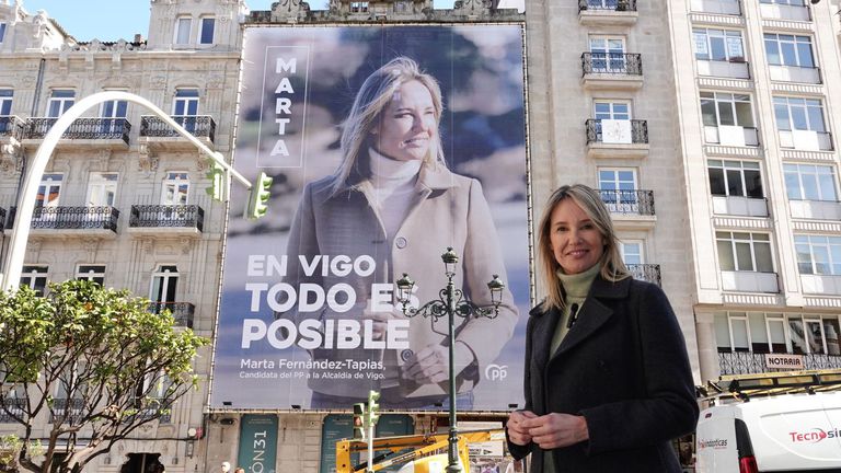 Golpe de efecto de la candidata del PP de Vigo con una pancarta gigante en el centro de la ciudad lavoz.gal/qtsfe4