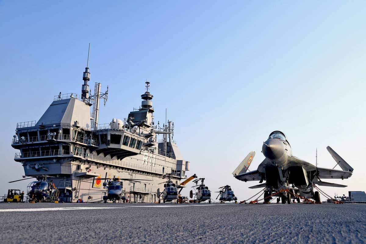 R11 INS Vikrant with her airwing

#Mig29K, Ka31 AEW, Seaking and HAL Chetak.

#IADN