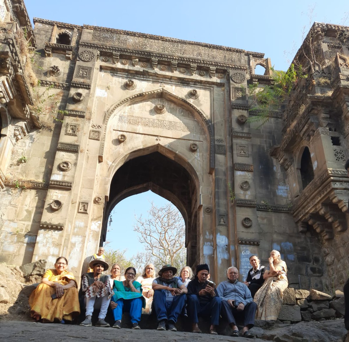 magical_melghat's tweet photo. #MelghatTigerReserve was lucky to host a group of spirited senior citizens, all Doctors #1964BatchNagpurGovtMedicalCollege
They gifted the various #ForestProtectionCamp workers Water Cans,Torches, Mosquito Nets.
Much needed for #ForestFire Season.
Grateful Thanks
#medtwitter https://t.co/VgP6LXnHFM