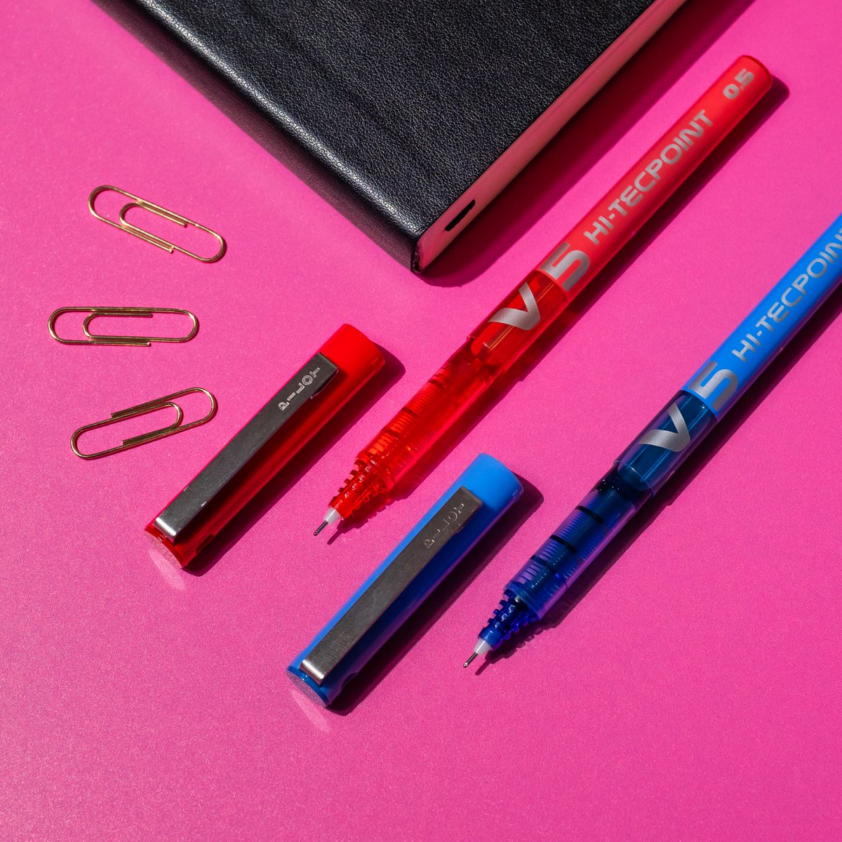 PilotPenUK's tweet image. Join the millions of Pilot Hi-Tecpoint users worldwide. 🖊️🌍 

Thanks to the ink viewer window in the pen&apos;s barrel, you&apos;ll never be caught out with an empty pen, either! 👀

#HiTecpointPen #V5 #PilotV5 #LiquidInk #PilotPen #PilotPenUK #WriteYourWorld #Pens