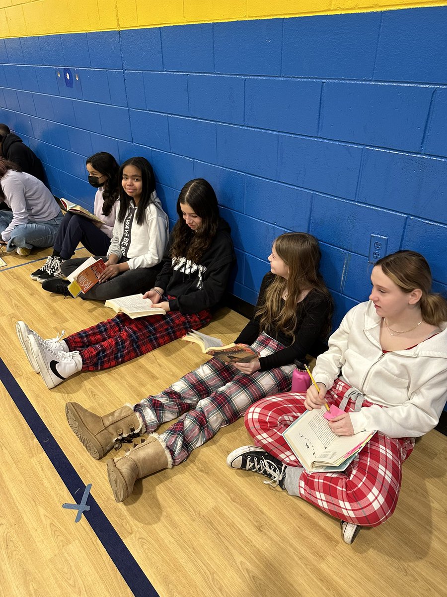 Read Across America Week Kick-off! The entire school participated in a 10 minute independent read!🤓📖🍎#ReadAcrossAmerica #Readers <a href="/FSDVikings/">Farmingdale School</a>