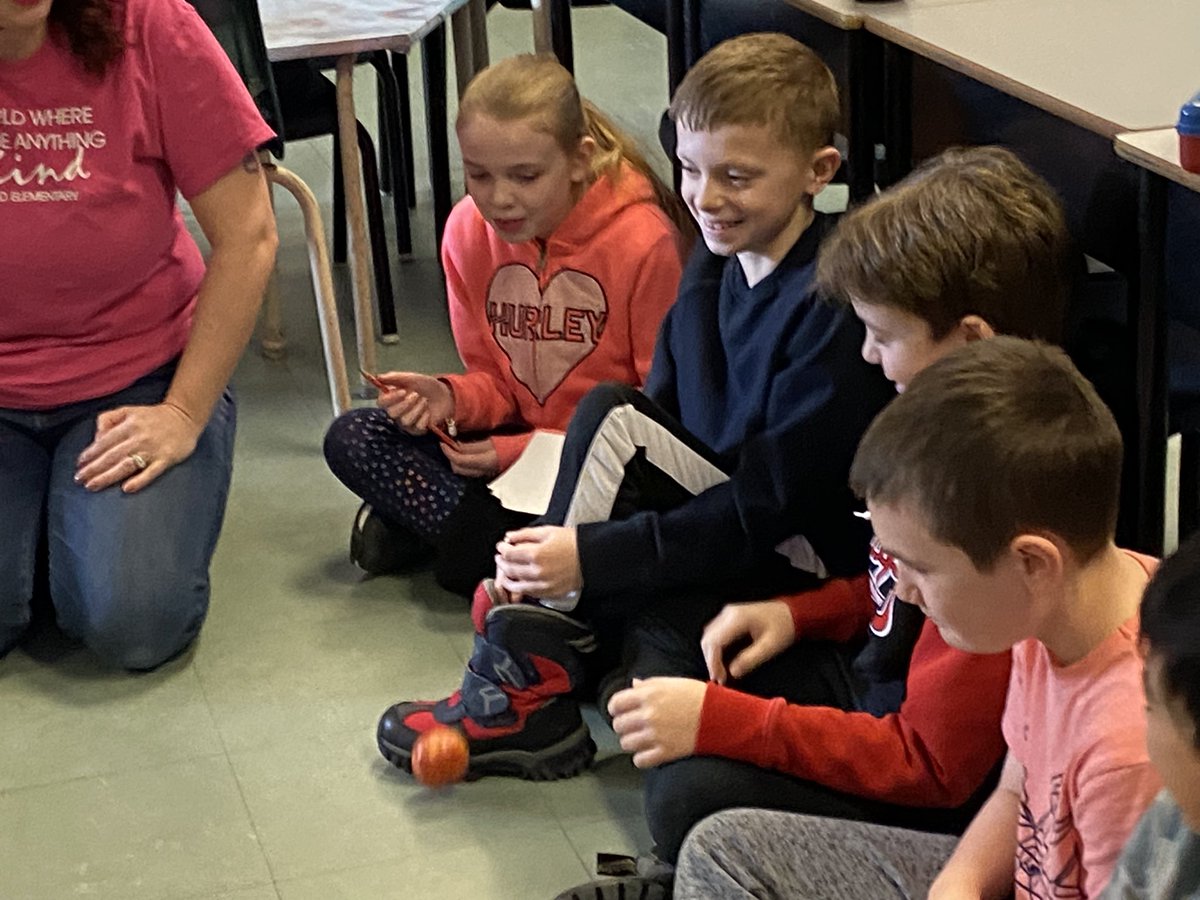 MissSnow709's tweet photo. Last week for Pink Shirt Day we did an activity where our friend, Jaunita the Apple, got bullied pretty badly :( the kids saw the effects of bullying and learned that we can never undo the damage of hurtful words! https://t.co/RTwMieMhsO