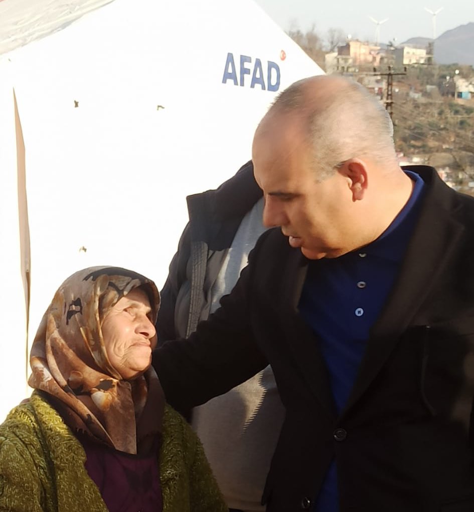NigdeValiligi's tweet photo. Valimiz Sayın Mustafa Koç, koordinatör olarak gittiği Osmaniye ilimizde kurulan çadır kenti ziyaret ederek; depremzede vatandaşlarımızla görüştü. Sorun ve taleplerini dinledi. https://t.co/9I6AXntQjS