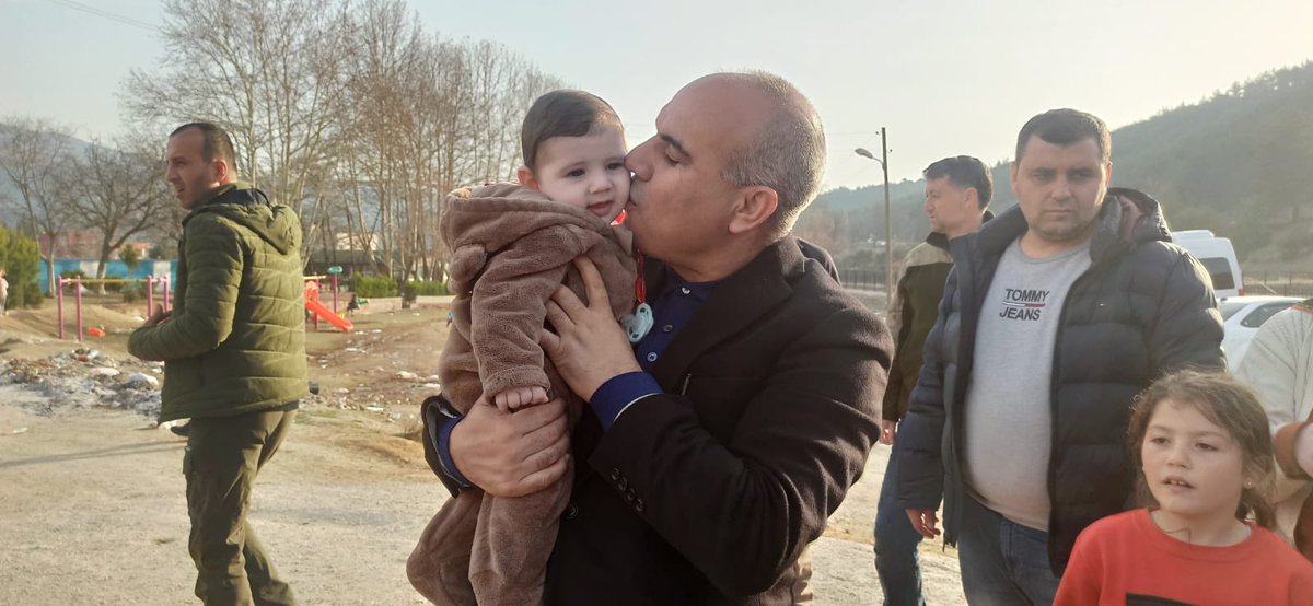 NigdeValiligi's tweet photo. Valimiz Sayın Mustafa Koç, koordinatör olarak gittiği Osmaniye ilimizde kurulan çadır kenti ziyaret ederek; depremzede vatandaşlarımızla görüştü. Sorun ve taleplerini dinledi. https://t.co/9I6AXntQjS