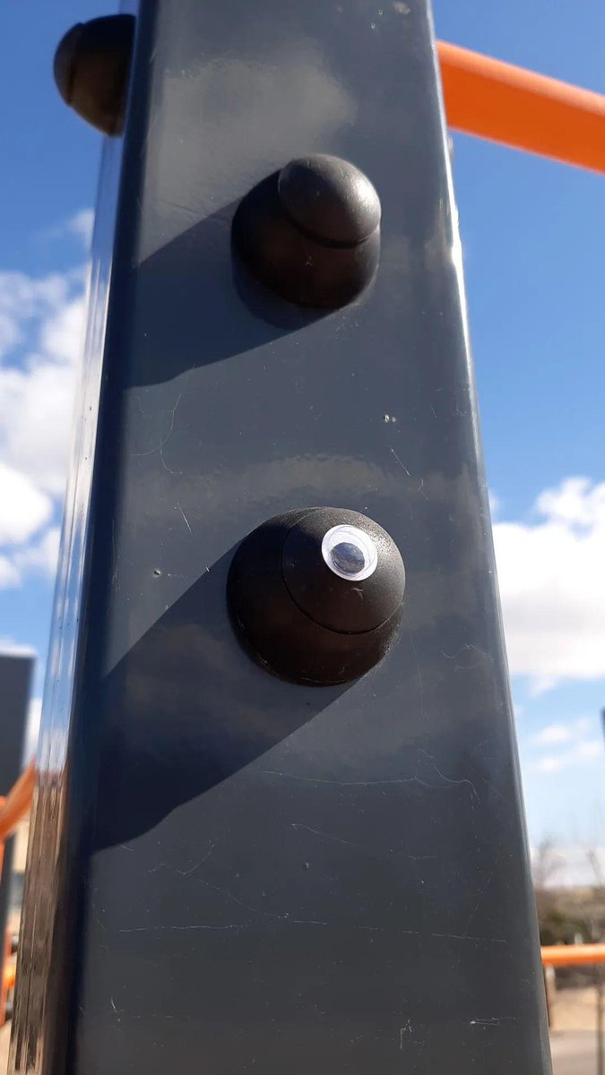 Estos detalles siempre me ponen contento. Pequeñas huellas de que por aquí pasó alguien feliz... (también me recuerdan a la mejor película que va a los #Oscars, you know)