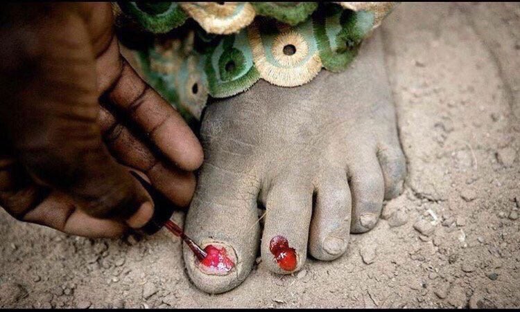 تأبى الأنوثه إلا أن تخرج أعناقها