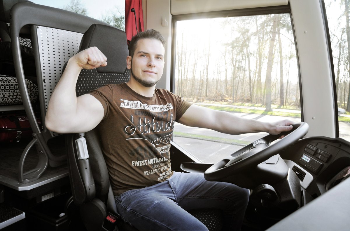 DaimlerTruck's tweet photo. Setra fan strong as a bear! 💪 The reigning European #armwrestling champion Kevin Berberich added a #Setra bus to his company's fleet in the form of an S 517 HD - a 59-seat #ComfortClass 500 vehicle. 🚌 https://t.co/jTHRIXbfhI