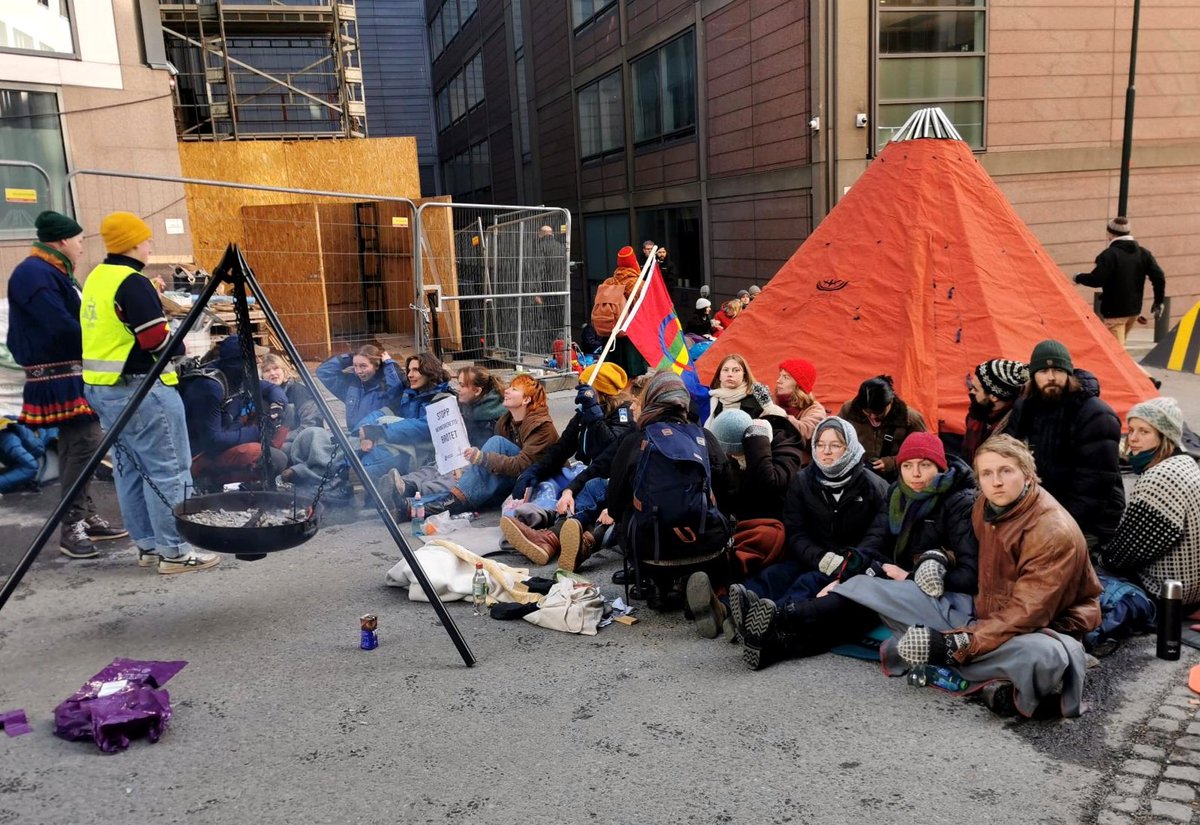 Vi støtter Fosen-aksjonistene! Over 500 dager har gått siden Høyesterett konkluderte med at vindkraftverkene på Storheia og i Roan på Fosen krenker samenes menneskerettigheter, at konsesjonen er ugyldig og vindturbinene står ulovlig. Urfolksrett er ikke valgfritt! #lafjelleneleve
