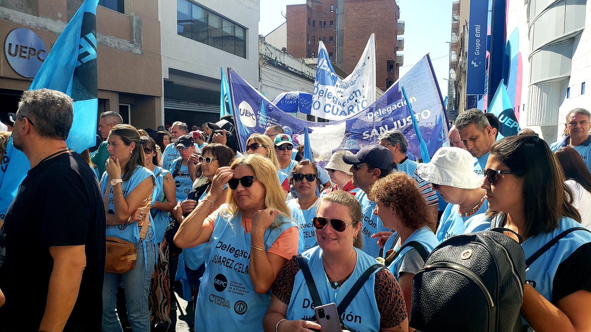 leoguevara80's tweet photo. #AHORA #Cordoba Uepc comenzó la marcha de los docentes al Centro Civico en el dia donde decretaron un paro y no iniciar el ciclo lectivo pidiendo aumento salarial "el acatamiento esta en el 90% en las escuelas" dicen desde el gremio. Movil @radiomitrecba. https://t.co/aKcr7Ku0TH