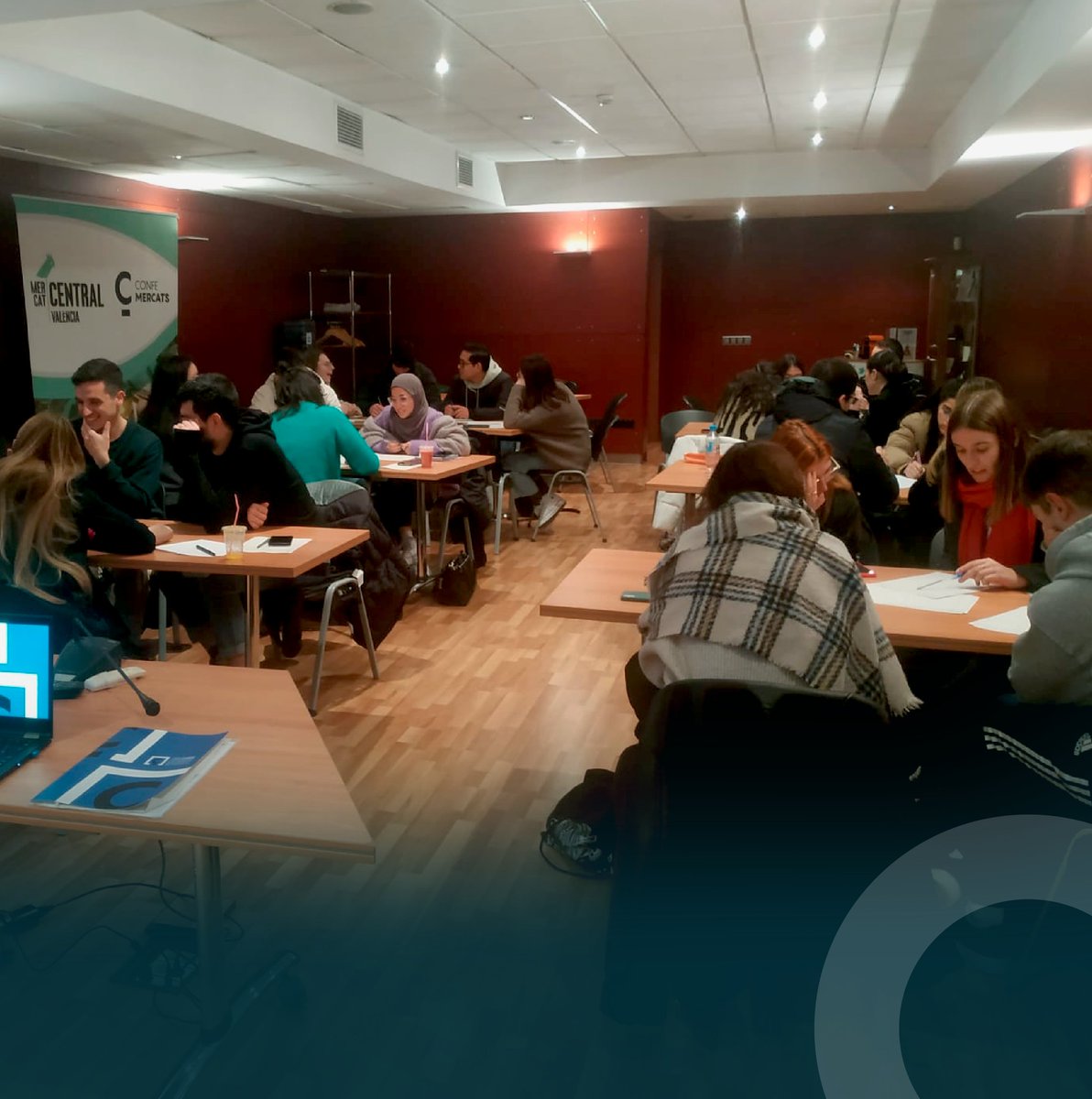 mueamaupv's tweet photo. 🟢 Los alumnos del #MUEAMA visitaron y trabajaron el día 17 de febrero en la sala formativa del Mercado Central de Valencia en el marco de la asignatura “Planificación e internacionalización en #Marketing https://t.co/gFkTRJbhJY