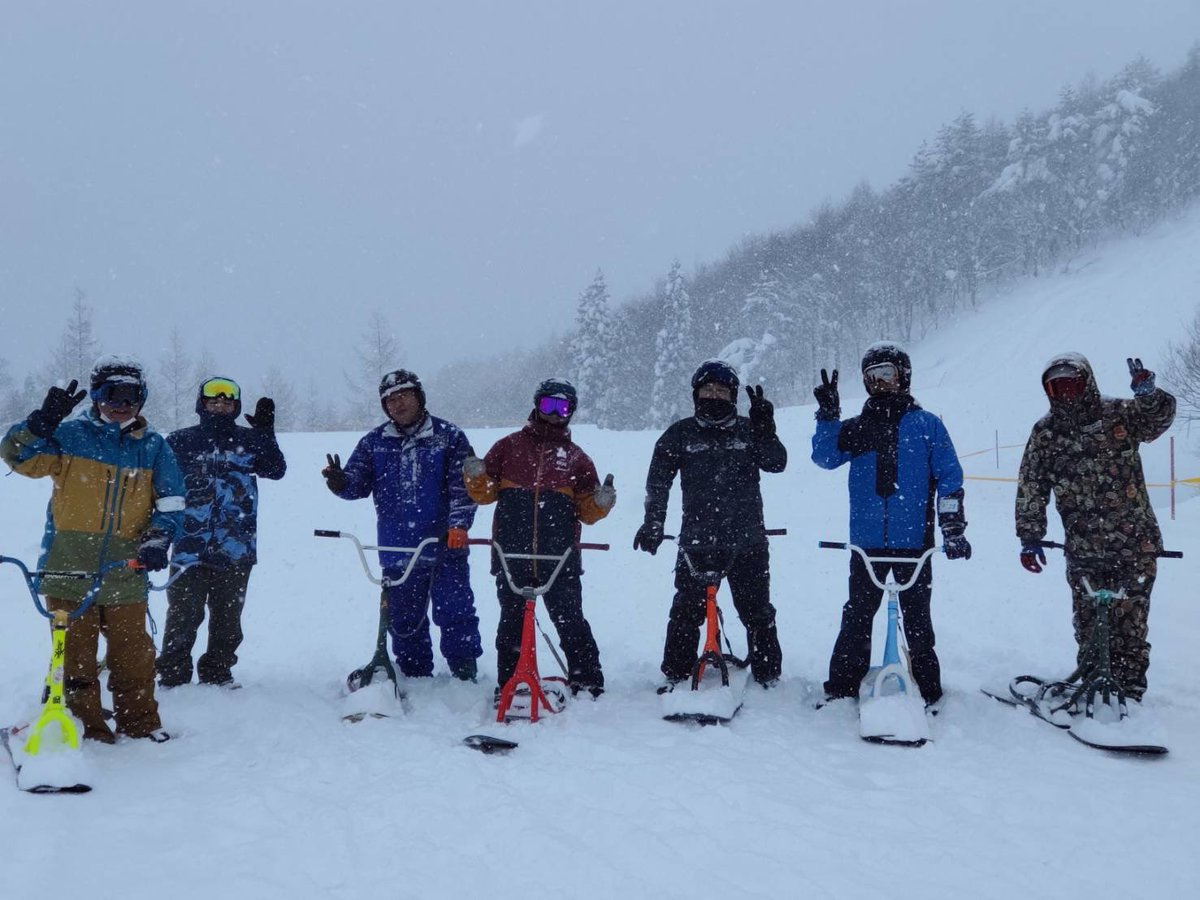 gaman23's tweet photo. 秋田のスノースクートLOVER”会長”さんが行うゲレンデミーティングに行ってきました。なんと今回で17年目!お久しぶりのライダーさんも初めましてのライダーさんもどうもありがとうございました!
#スノースクート #snowscoot
#jykkjapan #himarakglove #bernhelmets
https://t.co/ssk6YR5iSE https://t.co/XytOryobss
