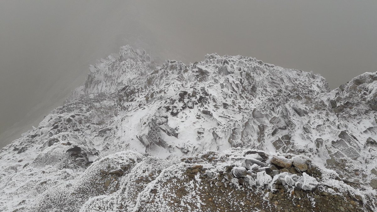 LakesWeather's tweet image. Looking down the intimidating #swirraledge Slippery underfoot but crampons would be overkill. Perfect opportunity for #microspikes which excel when faced with a thin covering of new snow over rock #summitsafely #beadventuresmart Zac