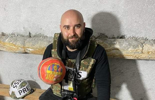 El periodista vasco Pablo González cumple mañana un año secuestrado en Polonia en una celda de aislamiento. Se enfrenta a 10 años de prisión. Su familia nos pide mantener la presión social contra el silencio de los medios de comunicación y el gobierno en España.