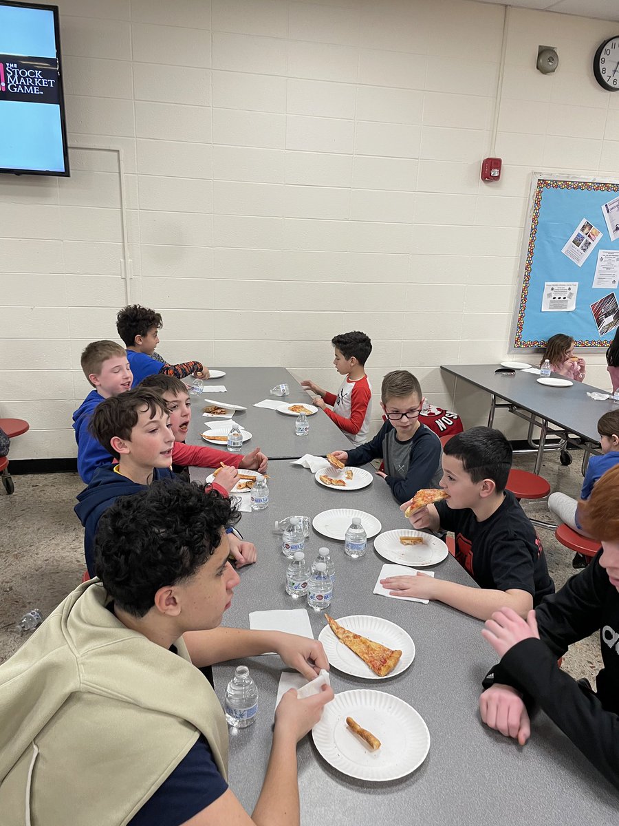 EmersonCavosKC's tweet image. We had a great time on Friday night volunteering at the PTA’s Parents Night Out event! #GoCavos