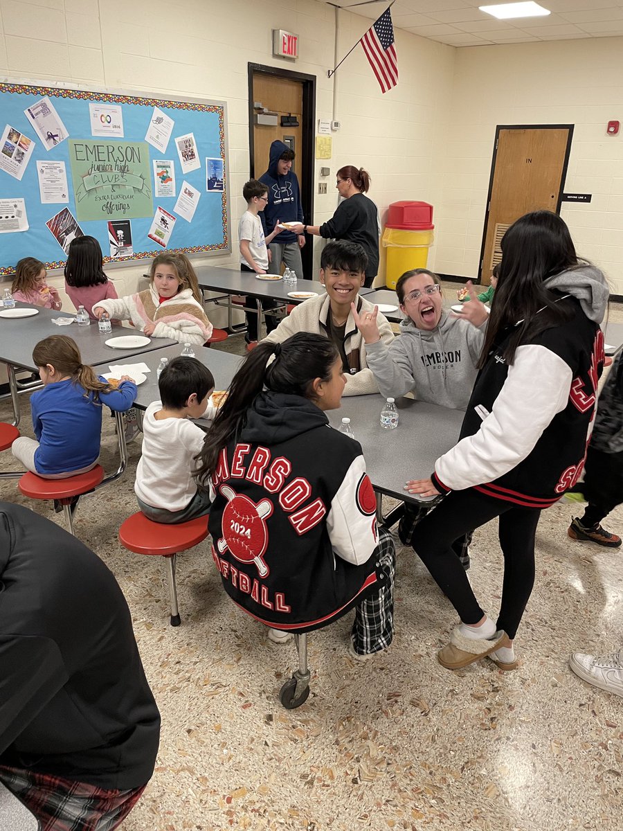 EmersonCavosKC's tweet image. We had a great time on Friday night volunteering at the PTA’s Parents Night Out event! #GoCavos