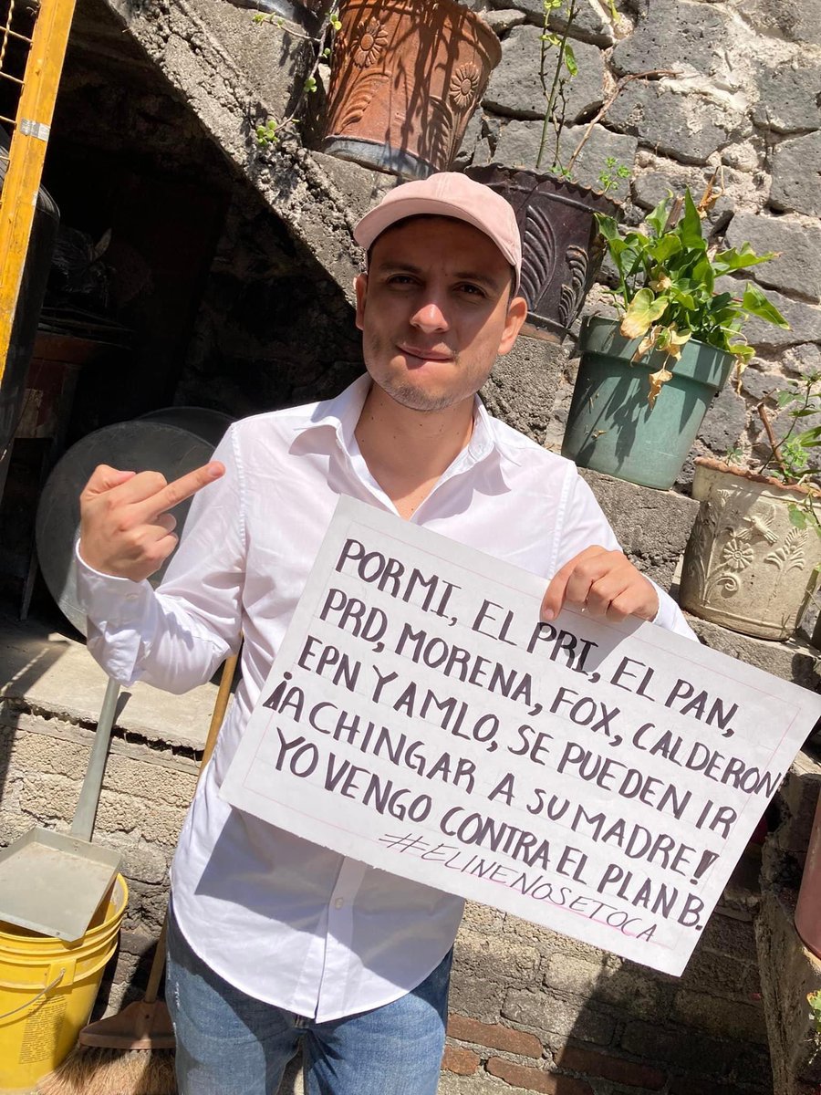 Ghost_x7's tweet photo. Así nomas! 
Y también García Luna, para los pendej0s Chairos que mamaban con que la marcha era para defenderlo. 🇲🇽 https://t.co/3dLJ37dNyy