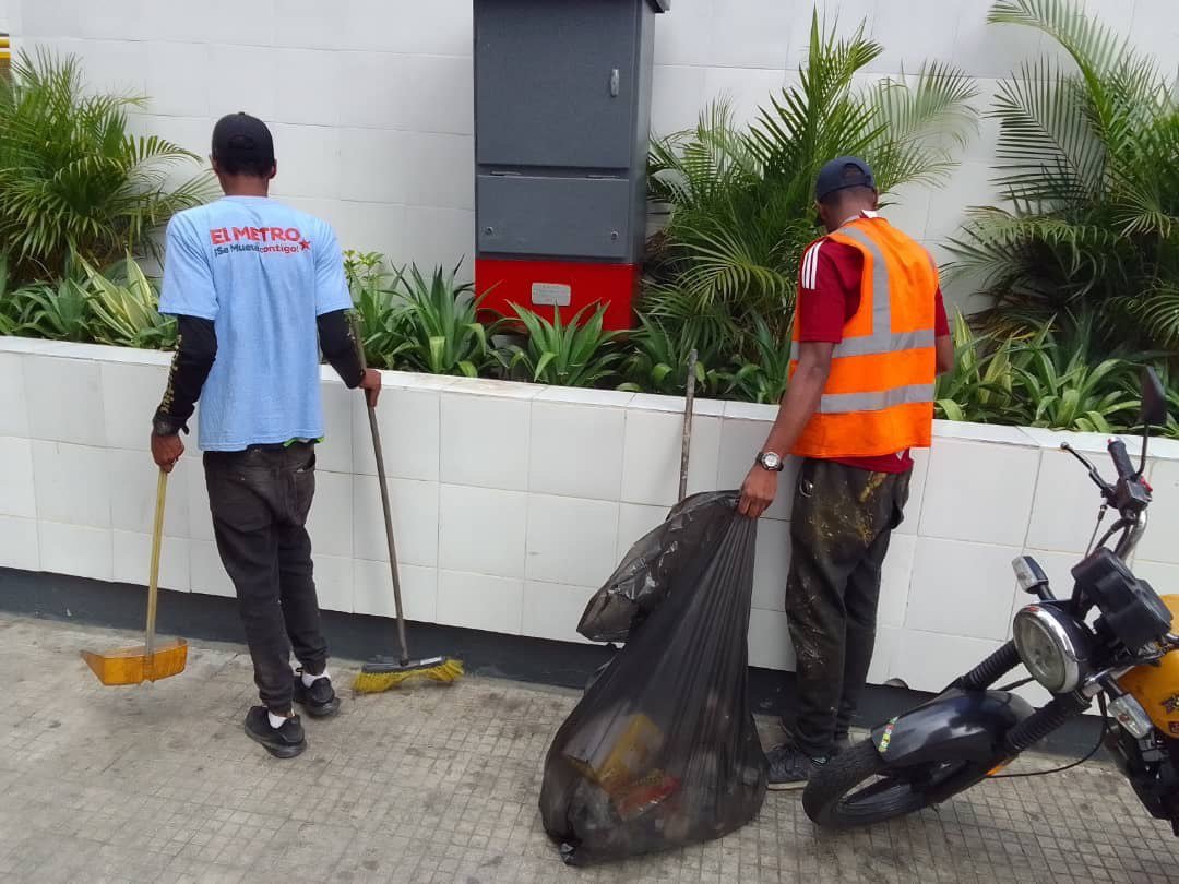 cvm_ve's tweet photo. #SomosCVM || Mantener lo recuperado es prioridad para nuestros trabajadores en estaciones Capuchinos y Maternidad del @metro_caracas. Por eso se ejecuta:

✅Regado de plantas.
✅Recolección de basura.

#27Feb 
@delcyrodriguezv 
@NicolasMaduro 
#27FRebeliónAntimperialista https://t.co/IVmPs8nDen