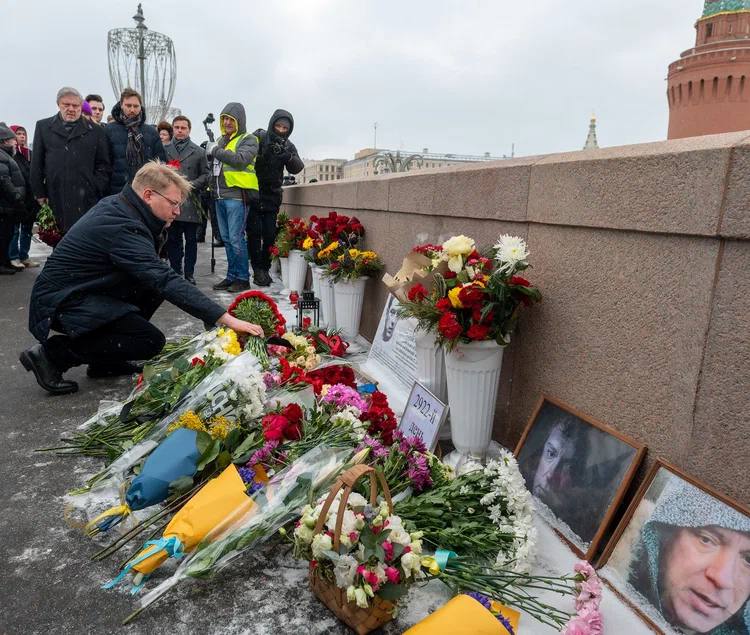 nikolayrybakov's tweet image. We visit the place of Boris Nemtsov&apos;s death every year. Today we came here with a feeling of bitterness that we could not save our country from the shocks which it is now. And with a sense of hope that we will still be able to achieve peace and stop the loss of lives.