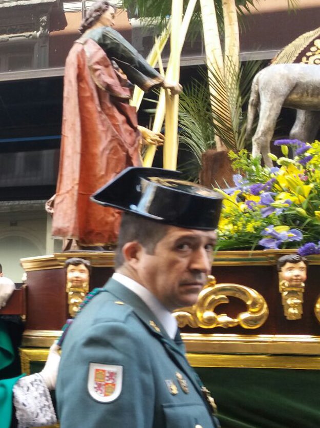 SantaVeraCruz's tweet photo. OBITUARIO|

Lamentamos comunicar el fallecimiento  de NHC Pablo Escudero Ramos, miembro de la Benemérita Guardia Civil. 

Nos unimos al dolor de toda la familia Escudero Ramos, a su madre, sus hermanos, hijas y toda la familia. Esta Penitencial llora su pérdida. 

R.I.P. https://t.co/Q4TS2H3vRj