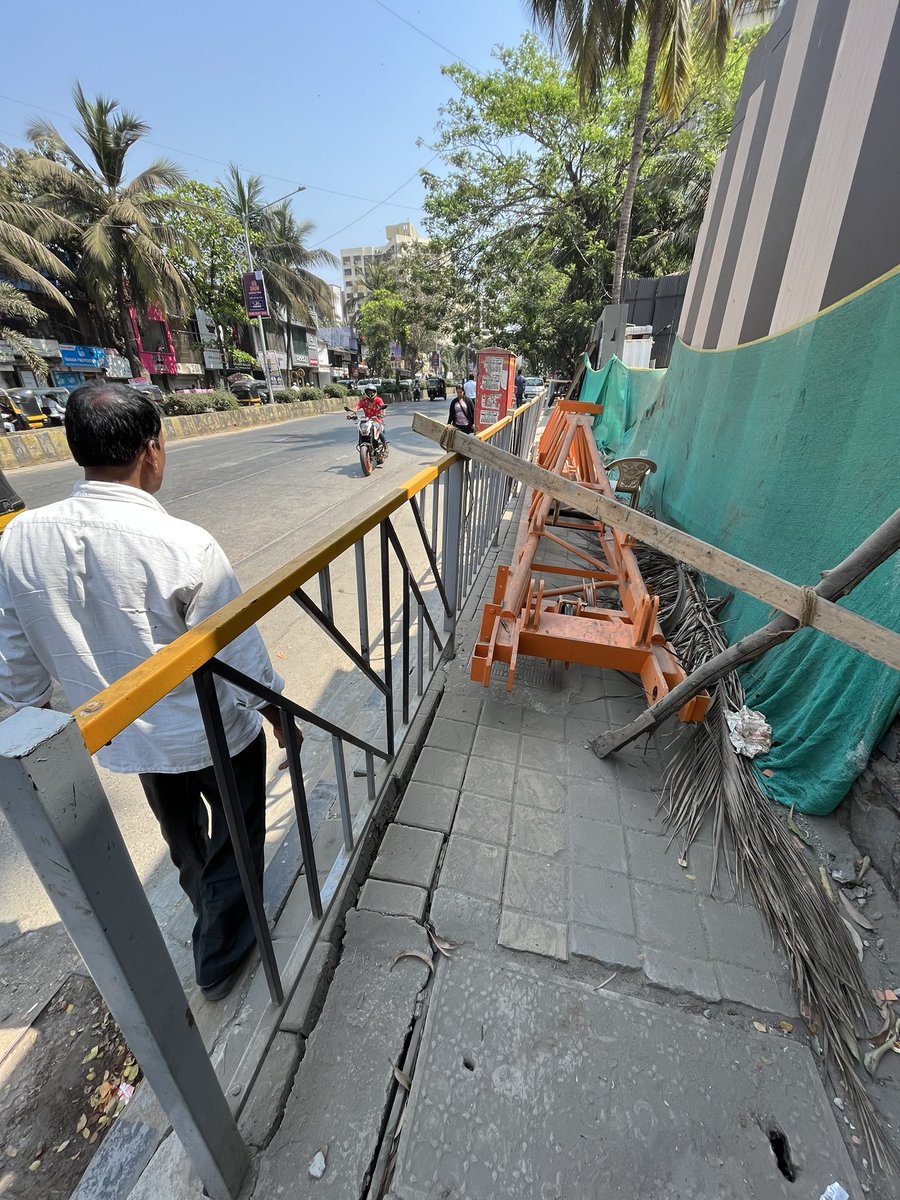 Harsh_Doshi_'s tweet photo. Where do we walk?? This footpath is illegally captured by the builder for his own personal work. Remove this asap! 
It is dangerous to walk on road Location: Road towards Kandivali West Metro station, Mahavir nagar opposite to Donna’s pizza @mybmcWardRS @mybmcWardRC @mybmc https://t.co/wRzVSOVHkV