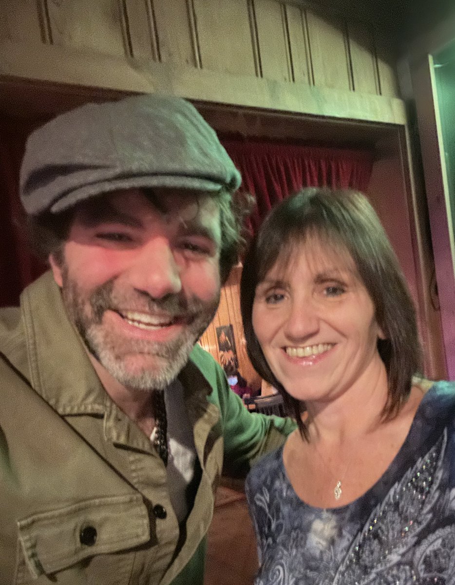 xConcertChickx's tweet photo. The incredibly talented @Stephen_Kellogg last night at @DarylsHouseClub - definitely check him out on tour now with Matt Nathanson. Super sweet too. Bought his book and he signed it and took a selfie! https://t.co/xx6eAhQ807