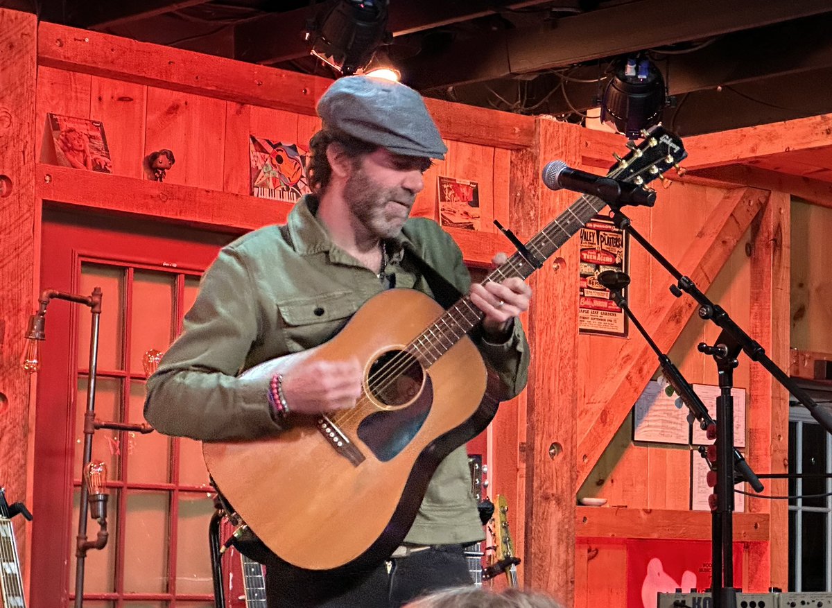 xConcertChickx's tweet photo. The incredibly talented @Stephen_Kellogg last night at @DarylsHouseClub - definitely check him out on tour now with Matt Nathanson. Super sweet too. Bought his book and he signed it and took a selfie! https://t.co/xx6eAhQ807