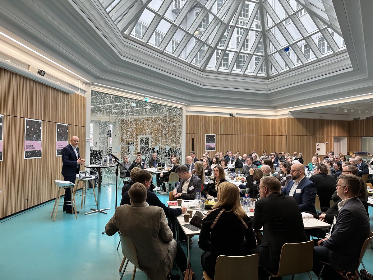 MUSEUMSREFORM SKUDT I GANG 

Kulturminister @engelschmidt har inviteret alle 97 statsanerkendte museer samt Kommunernes Landsforening, @DanishMuseums, @DanskIndustri og @DanskErhverv til dialog og diskussion, som skal bruges i arbejdet med en museumsreform. 

#dkkultur #dkmuseer