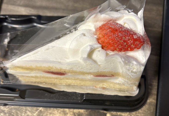 いつも頑張ってるから、こんな時間にケーキ食べても良いよね。あは〜 