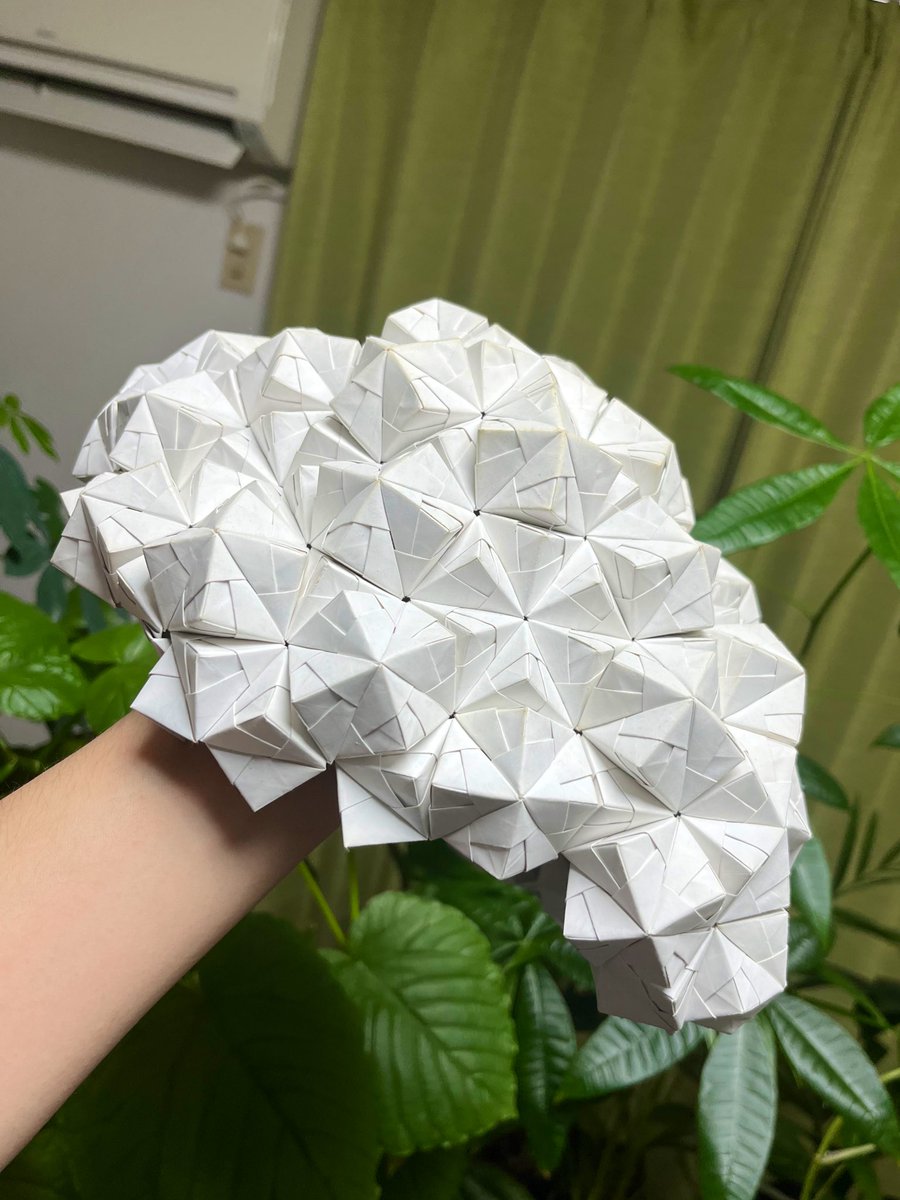 Tossii_Origami's tweet photo. 昔、作ろうとしたものがあったんですけどねぇ〜
諦めたんですよ🤦‍♂️何故かって？
ノリ使うのは個人的にあまり好みじゃないし、このぐらい大きいと自重で歪みが出たりするんですよね…
形はめちゃくちゃ好きですが、惜しみつつ処分しました🙏
(ちなみに全部、大学生協のレシート)
#ユニット折り紙 https://t.co/kn0cgNj9xj