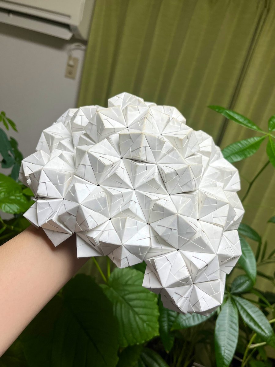 Tossii_Origami's tweet photo. 昔、作ろうとしたものがあったんですけどねぇ〜
諦めたんですよ🤦‍♂️何故かって？
ノリ使うのは個人的にあまり好みじゃないし、このぐらい大きいと自重で歪みが出たりするんですよね…
形はめちゃくちゃ好きですが、惜しみつつ処分しました🙏
(ちなみに全部、大学生協のレシート)
#ユニット折り紙 https://t.co/kn0cgNj9xj