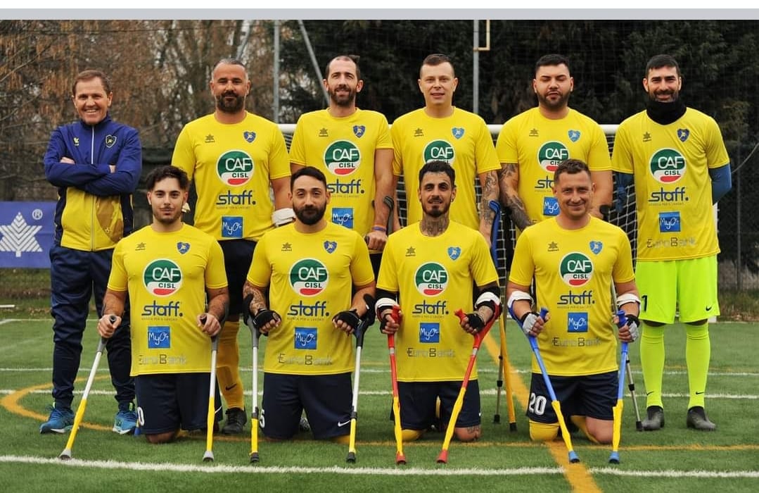 Tutti i campioni meritano di essere celebrati, ma secondo noi ci sono campioni più campioni di altri, perché riescono a vincere più battaglie contemporaneamente. Come i campioni d’Italia di calcio amputati Sporting Amp Football Club di Montelabbate, che Staff celebra e sostiene.