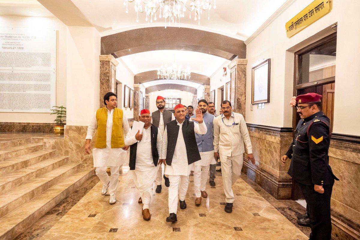 yadavakhilesh's tweet photo. आज विधान सभा में। https://t.co/h5TgUY4VnR
