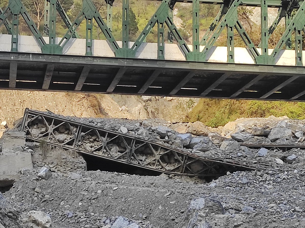 Sandeep04018975's tweet photo. Kaichuwa debris flow occurred in September 2021 and dammed the Ramganga River, creating about 1 km long lake at upstream. Destroyed the bridge and resulted in shifting of New Nachani Village. It might repeat again. https://t.co/Gsl5hmnGjg