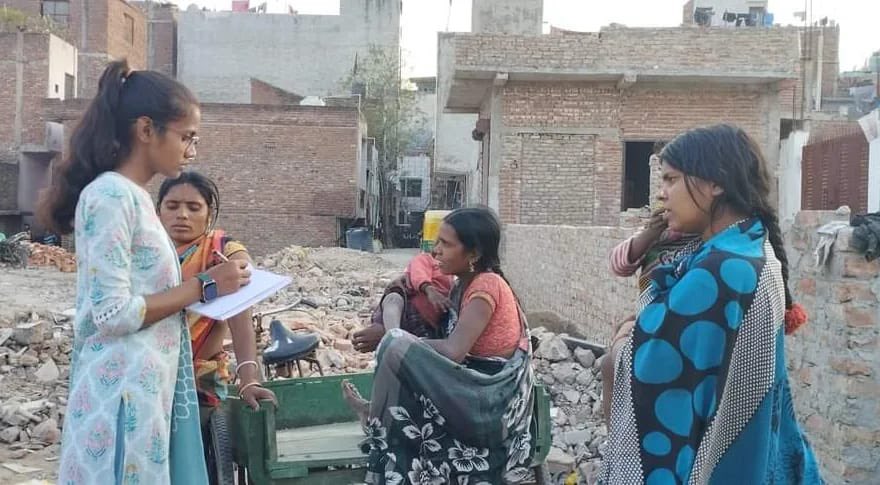Ishtfoundation's tweet photo. #युवा_बदलाव_की_ओर।। 
आज दीपक विहार स्थित खोड़ा गाँव की #झुग्गियों में #सर्वेक्षण कर बच्चों और उनके अभिभावकों को #शिक्षा के प्रति #जागरूक किया गया। जिसके चलते अभिभावकों की बच्चों की पढाई को लेकर काफी समस्याएं सामने आई। https://t.co/mStUMCRMsT