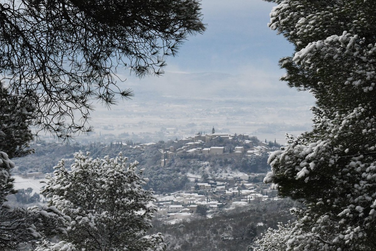 @ProvenceGuide @VentouxProvence Crillon le Brave sous la neige ...